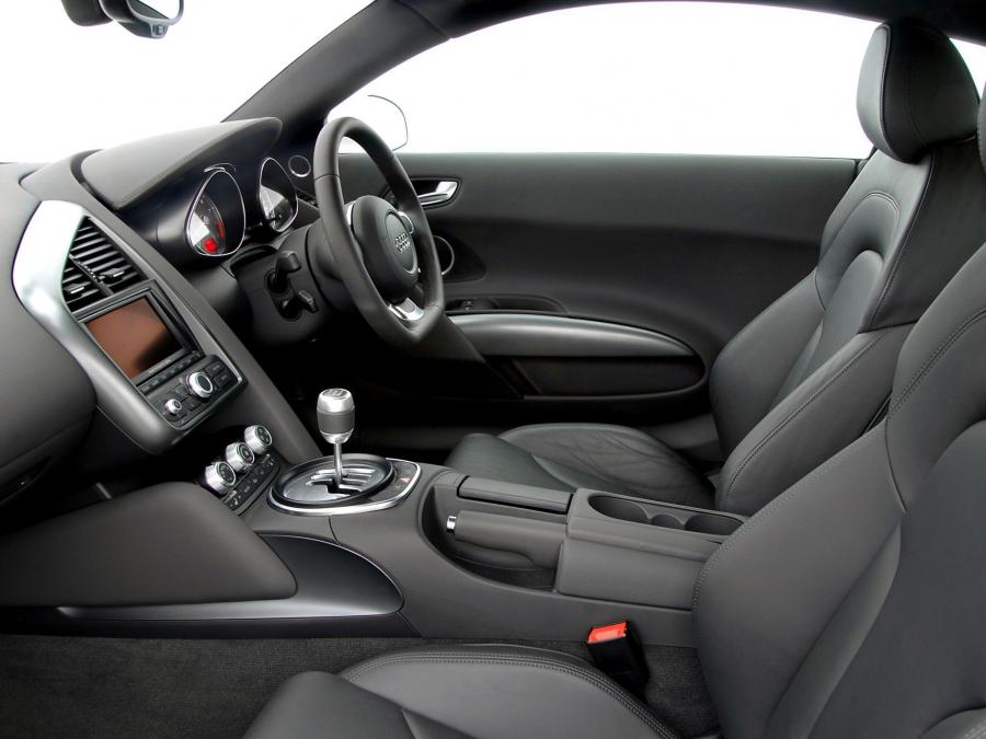 Интерьер Audi R8 2007 года  (UK) (фото 6 из 25)